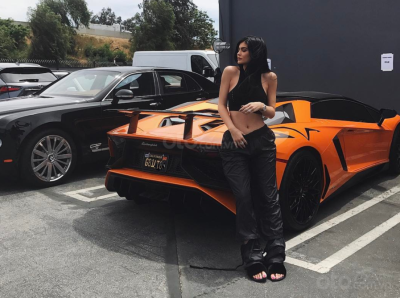 Kylie Jenner gợi cảm bên cạnh chiếc Lamborghini Aventador màu cam của cô...