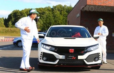 Chủ tịch Honda lái thử chiếc Civic Type R Chủ tịch Honda lái thử chiếc Civic Type R...