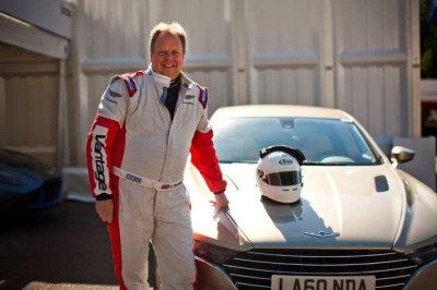 CEO Aston Martin lái thử các mẫu xe của hãng nhà trên đường đua CEO Aston Martin lái thử các mẫu xe của hãng nhà trên đường đua...