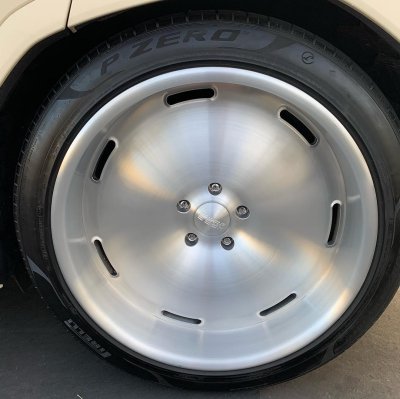 Bánh xe Lamborghini Urus của Kanye West cỡ lớn có thiết kế độc đáo Bánh xe cỡ lớn có thiết kế độc đáo