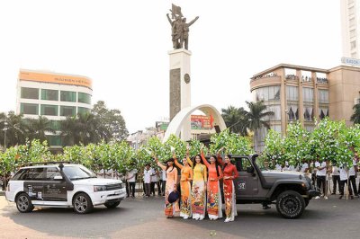 Dàn xe siêu sang của ông “trùm” café Đặng Lê Nguyên Vũ chở toàn mỹ nữ2aa 3 Dàn xe siêu sang của ông “trùm” café Đặng Lê Nguyên Vũ chở toàn mỹ nữ2aa3aa