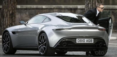 James Bond bên chiếc Aston Martin DB10 James Bond bên chiếc Aston Martin DB10 trong phim Spectre