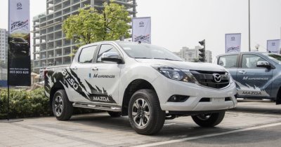 Bán tải Mazda BT-50 màu trắng