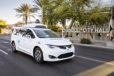 Xe tự hành của Waymo màu trắng