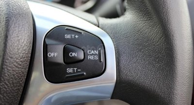 Các nút điều khiển Cruise Control...