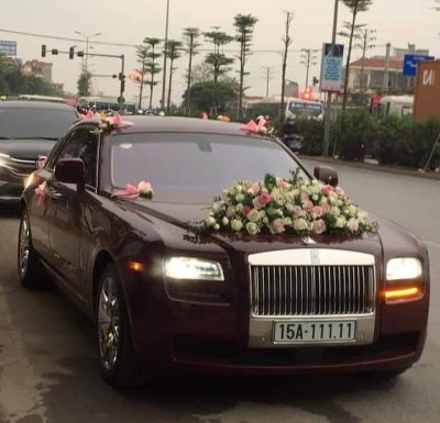 Nắp capo của Rolls-Royce Ghost gắn hoa cưới nổi bật Nắp capo của Rolls-Royce Ghost