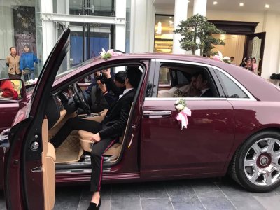 Cặp đôi chính xuất hiện cùng Rolls-Royce Ghost đỏ mận Rolls-Royce Ghost đỏ mận