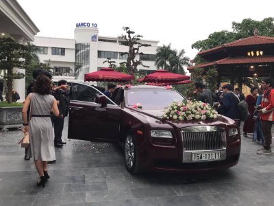 Rolls-Royce Ghost đỏ mận tại lễ cưới ở Hà Nội Rolls-Royce Ghost đỏ mận nổi bật