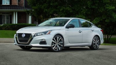 Ưu nhược điểm của xe Nissan Altima 2019 - thân xe 2