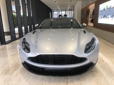 Aston Martin DB11 có giá từ 15,868 tỷ đồng Aston Martin DB11