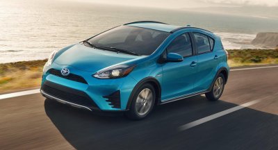 10 mẫu ô tô đáng tin cậy nhất năm 2019 Toyota Prius C màu xanh