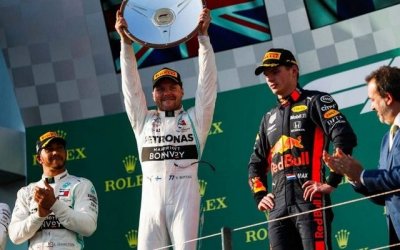 Lewis Hamilton bị vượt mặt trong chặng đua đầu tiên mùa giải F1 năm 2019 Lewis Hamilton
