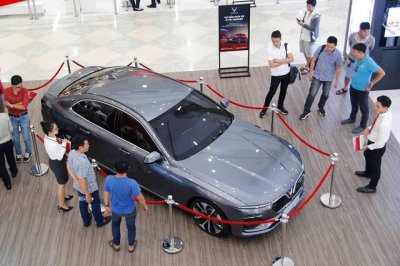 Xe VinFast được trưng bày tại trung tâm thương mại VinCom Xe VinFast được trưng bày tại trung tâm thương mại VinCom...