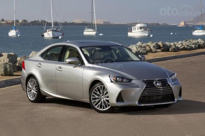 Lexus IS 2019 thế hệ hiện tại Lexus IS 2019 màu trắng đứng yên