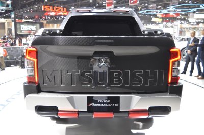Ford có Ranger Raptor, Mitsubishi sẵn sàng ‘chiến’ bằng Triton Absolute a5 Mitsubishi Triton Absolute 2019 thiết kế đuôi xe