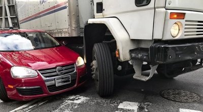 Tai nạn do vượt xe tải không đúng cách Tai nạn do vượt xe tải không đúng cách...