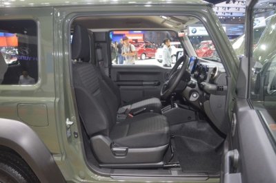 Suzuki Jimny trình làng tại Thái Lan, giá hơn 900 triệu đồng 17 Suzuki Jimny trình làng tại Thái Lan, giá hơn 900 triệu đồng 18