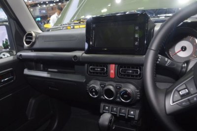 Suzuki Jimny trình làng tại Thái Lan, giá hơn 900 triệu đồng 14 Suzuki Jimny trình làng tại Thái Lan, giá hơn 900 triệu đồng 15