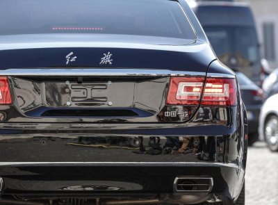 Thiết kế đèn hậu Hồng Kỳ N501 vuông vức, tương tự ống xả Thiết kế đèn hậu Hồng Kỳ N501 vuông vức