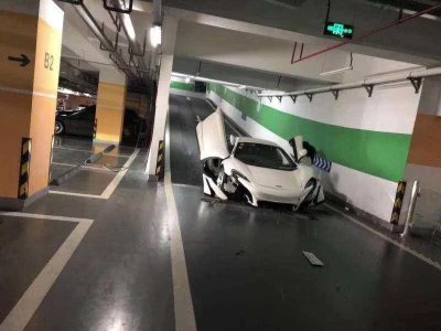 Xót xa hình ảnh siêu xe McLaren MP4-12C bể đầu khi xuống hầm để xe Xót xa hình ảnh siêu xe McLaren MP4-12C bể đầu