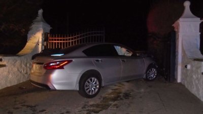 Nissan Altima bị một thanh niên 18 tuổi trộm và mất lái trước khi tông vào nhà Taylor Swift Nissan Altima bị một thanh niên 18 tuổi trộm