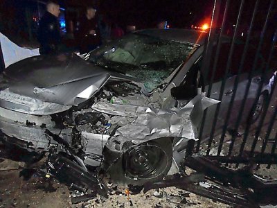 Nissan Altima bị nát phần đầu khi tông vào cổng nhà nữ ca sỹ người Mỹ Nissan Altima
