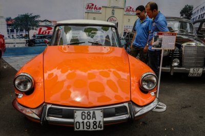 Citroen ID19 màu cam nổi bật tại ngày hội xe cổ Citroen ID19 màu cam