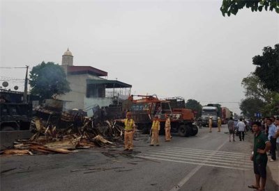 Va chạm mạnh, 2 ô tô bốc cháy, 2 người chết trên quốc lộ 1A 9 Va chạm mạnh, 2 ô tô bốc cháy, 2 người chết trên quốc lộ 1Ajghjk