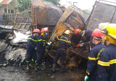 Va chạm mạnh, 2 ô tô bốc cháy, 2 người chết trên quốc lộ 1A 6 Va chạm mạnh, 2 ô tô bốc cháy, 2 người chết trên quốc lộ 1A6dgfdf