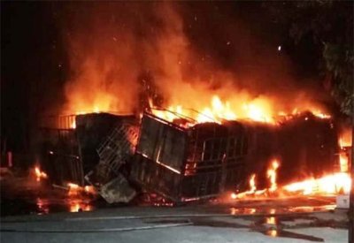 Va chạm mạnh, 2 ô tô bốc cháy, 2 người chết trên quốc lộ 1A 2 Va chạm mạnh, 2 ô tô bốc cháy, 2 người chết trên quốc lộ 1A2sdfg