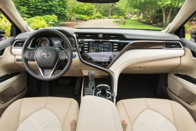3 mẫu xe ‘hot’ nhất trong 10 năm qua nhờ cải tiến tốt a2 Nội thất Toyota Camry 2019