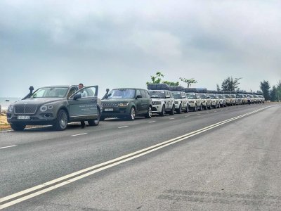 Bentley Bentayga độ ống thở dẫn đầu đoàn xe Trung Nguyên khi di chuyển ở miền Trung Bentley Bentayga độ ống thở