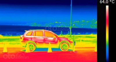 Ảnh nhiệt chụp lại nhiệt độ của một chiếc xe đỗ dưới trời nắng Xe hơi đỗ dưới trời nắng