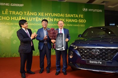 Đại diện Hyundai Thành Công trao tặng chiếc Hyundai Santa Fe cho ông Park Hang Seo 1 Đại diện Hyundai Thành Công trao tặng chiếc Hyundai Santa Fe cho ông Park Hang Seo a1