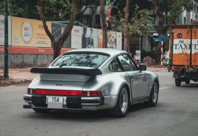 Phía đuôi Porsche 930 Turbo có cánh gió cỡ lớn Phía đuôi Porsche 930 Turbo
