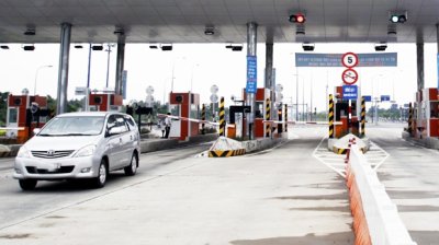 Hình thức và mức thu phí sử dụng đường bộ đối với xe ô tô mới nhất 1 Hình thức và mức thu phí sử dụng đường bộ đối với xe ô tô mới nhất