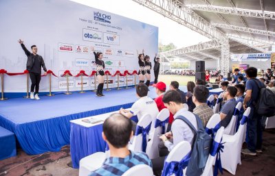 Cận cảnh không khí náo nhiệt ngày đầu tiên tại Hội chợ Oto.com.vn - Ảnh 8 Cận cảnh không khí náo nhiệt ngày đầu tiên tại Hội chợ Oto.com.vn - Ảnh 8.