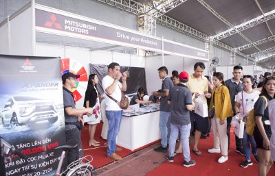 Cận cảnh không khí náo nhiệt ngày đầu tiên tại Hội chợ Oto.com.vn - Ảnh 9 Cận cảnh không khí náo nhiệt ngày đầu tiên tại Hội chợ Oto.com.vn - Ảnh 9.