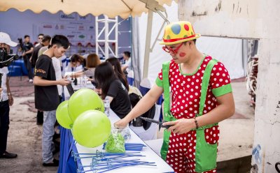 Cận cảnh không khí náo nhiệt ngày đầu tiên tại Hội chợ Oto.com.vn Cận cảnh không khí náo nhiệt ngày đầu tiên tại Hội chợ Oto.com.vn.