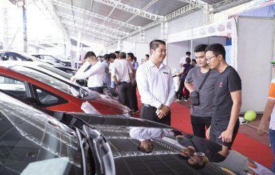 Cận cảnh không khí náo nhiệt ngày đầu tiên tại Hội chợ Oto.com.vn - Ảnh 13 Cận cảnh không khí náo nhiệt ngày đầu tiên tại Hội chợ Oto.com.vn - Ảnh 13.