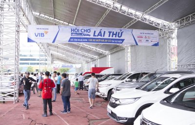 Cận cảnh không khí náo nhiệt ngày đầu tiên tại Hội chợ Oto.com.vn - Ảnh 14 Cận cảnh không khí náo nhiệt ngày đầu tiên tại Hội chợ Oto.com.vn - Ảnh 14.