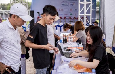 Cận cảnh không khí náo nhiệt ngày đầu tiên tại Hội chợ Oto.com.vn - Ảnh 1 Cận cảnh không khí náo nhiệt ngày đầu tiên tại Hội chợ Oto.com.vn - Ảnh 1.