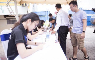 Cận cảnh không khí náo nhiệt ngày đầu tiên tại Hội chợ Oto.com.vn - Ảnh 16 Cận cảnh không khí náo nhiệt ngày đầu tiên tại Hội chợ Oto.com.vn - Ảnh 16.