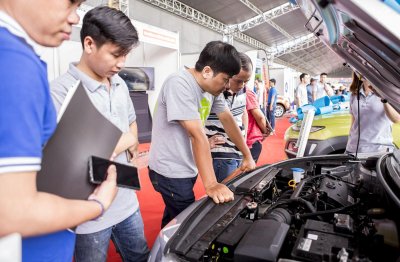 Cận cảnh không khí náo nhiệt ngày đầu tiên tại Hội chợ Oto.com.vn - Ảnh 5 Cận cảnh không khí náo nhiệt ngày đầu tiên tại Hội chợ Oto.com.vn - Ảnh 5.