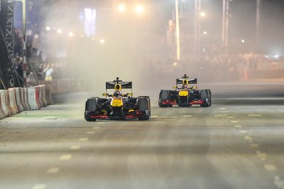 Cận cảnh màn biểu diễn tốc độ của David Coulthard và đội đua Red Bull 3 Cận cảnh màn biểu diễn tốc độ 3