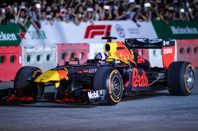 Cận cảnh màn biểu diễn tốc độ của David Coulthard và đội đua Red Bull 6 Cận cảnh màn biểu diễn tốc độ 6