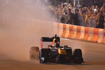 Cận cảnh màn biểu diễn tốc độ của David Coulthard và đội đua Red Bull 1 Cận cảnh màn biểu diễn tốc độ 1