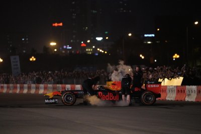 Cận cảnh màn biểu diễn tốc độ của David Coulthard và đội đua Red Bull 4 Cận cảnh màn biểu diễn tốc độ 4