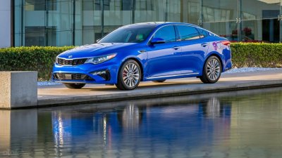 Nhược điểm của Kia Optima 2019 - thân xe màu xanh