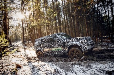 Land Rover Defender 2020 lội bùn